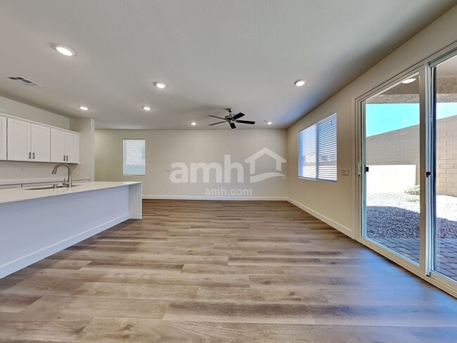 Building Photo - 123 Charmante Tulip Ln