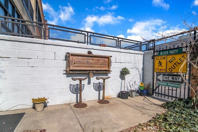 Building Photo - 460 W Canfield St
