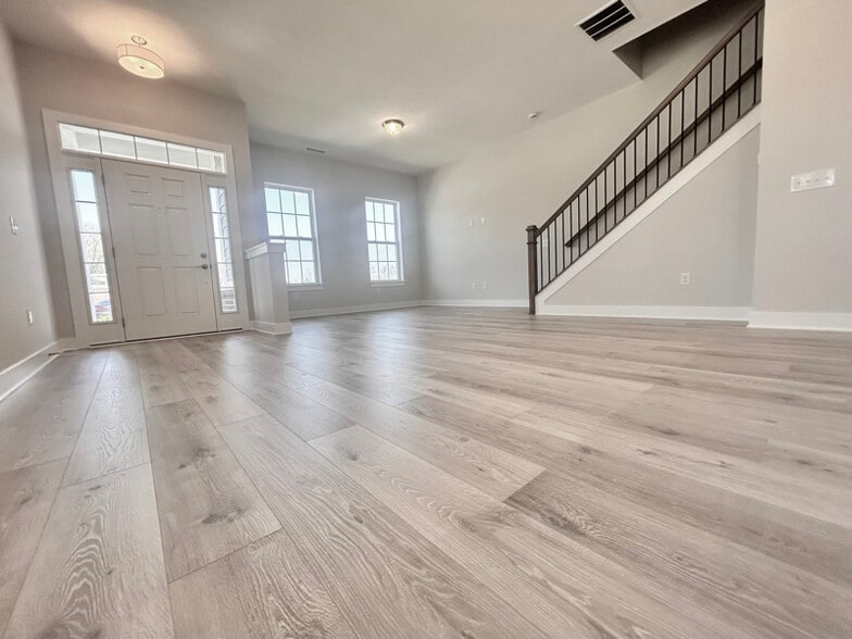 Building Photo - 714 Kinzer Ave