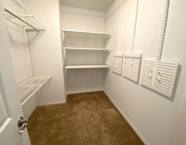 Building Photo - 4 Bdrm Parkside Village Gem -  2 weeks fre...