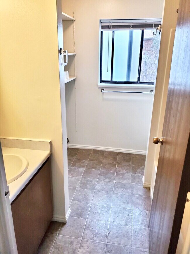 Building Photo - 230 Bridger Dr