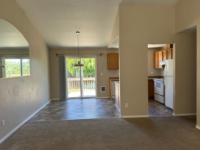 Building Photo - 3025 SW Reindeer Ave