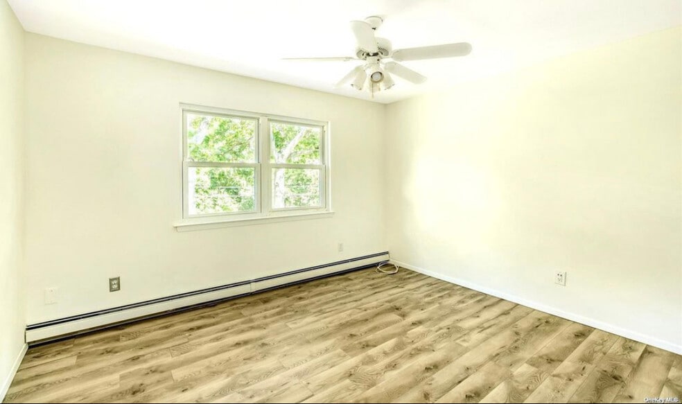 Building Photo - 370 Blue Point Rd