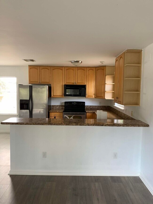 Building Photo - 121 S Oak St