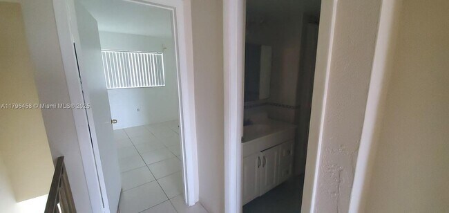 Building Photo - 465 Swallow Dr
