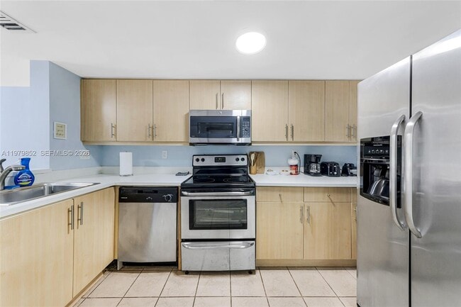 Building Photo - 2951 S Bayshore Dr