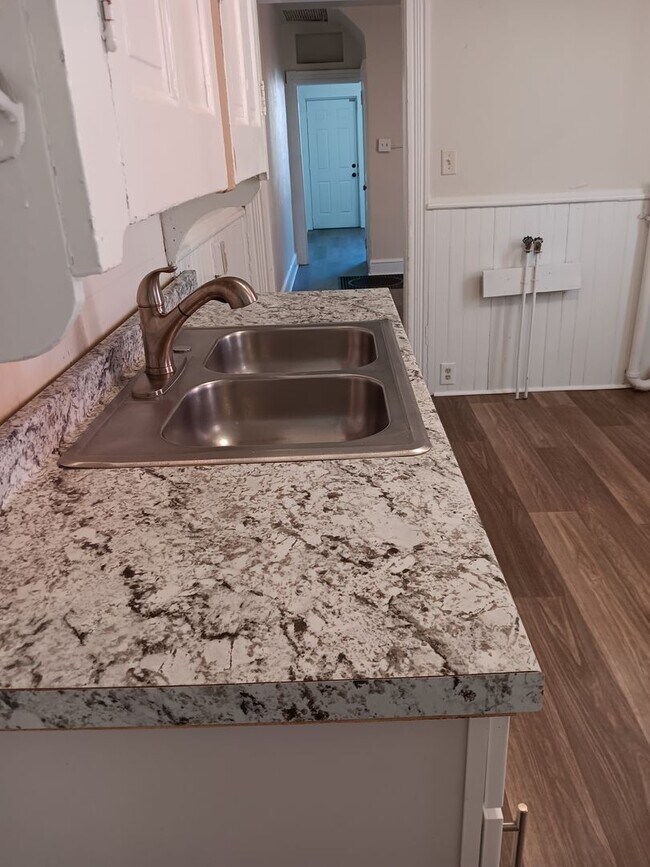 Building Photo - Charming 3BR Townhouse in Cabbage Hill - Section 8 Approved!