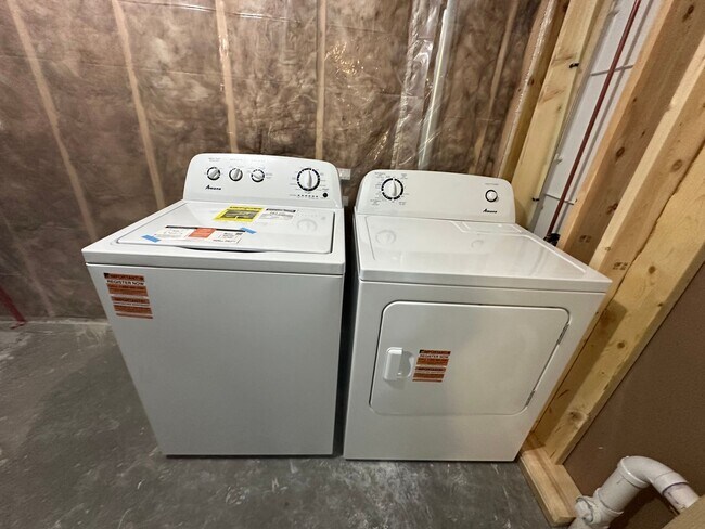 Building Photo - 4-Bedroom, 2-Bathroom Twin Home in South Fargo!