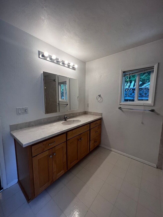 Building Photo - 4-Bedroom 3-Bathroom house with attached 1 bedroom apartment