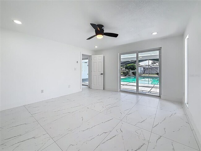 Building Photo - 1900 Sandpiper Dr