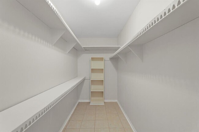Building Photo - 355 N Post Oak Ln