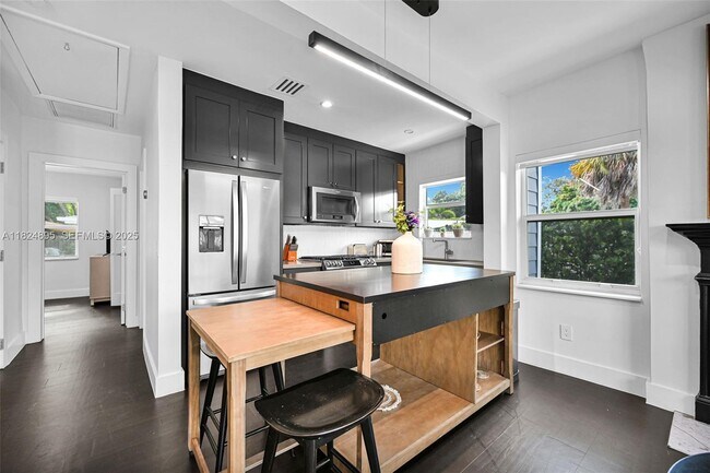 Building Photo - 150 NE 50th St