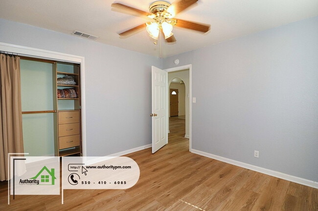 Building Photo - 2061 Jewell Ln