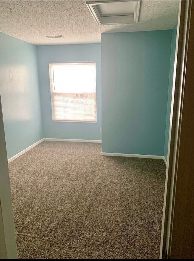 Building Photo - 4082 E Village Dr