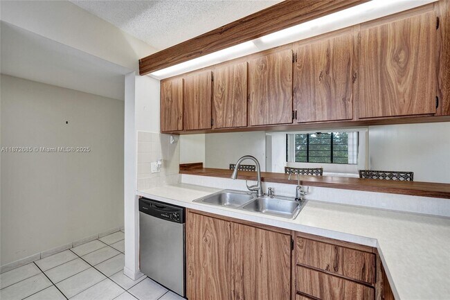 Building Photo - 1502 Whitehall Dr
