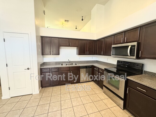 Building Photo - 330 S Farmer Ave