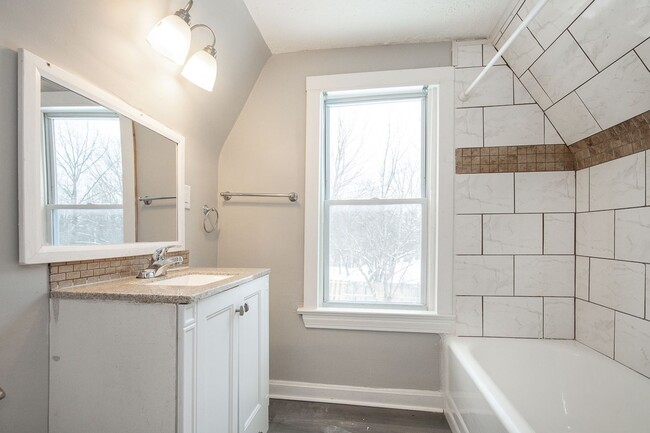 Building Photo - NEWLY RENOVATED! - 3 BED, 1.5 BATH BEAUTIFUL SINGLE- FAMILY HOME.