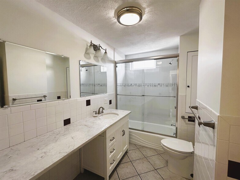 Building Photo - 112 5th St