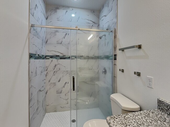 Building Photo - 8809 N Sandree Dr