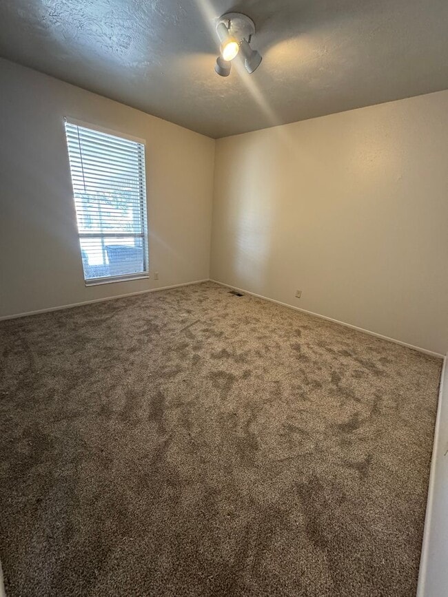 Building Photo - Beautiful Sandy duplex for rent!