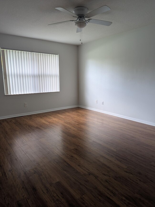 Building Photo - 104 Moccasin Trail S