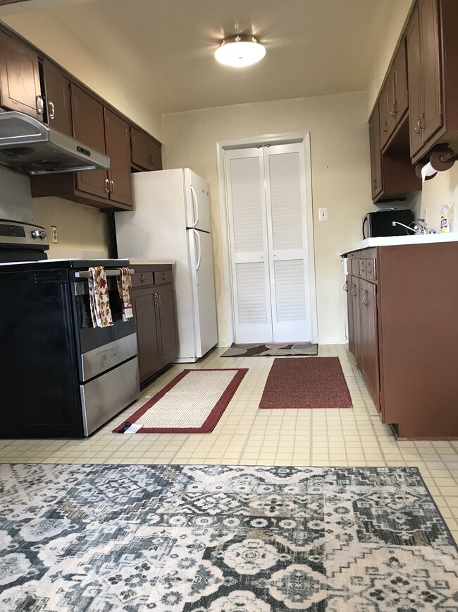 Building Photo - 5603 Lalos St