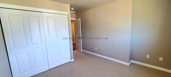 Building Photo - (August Free!) Beautiful 3 Bed 2.5 Bath To...