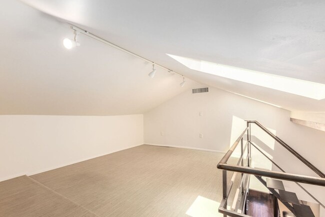 Building Photo - Gorgeous Loft near Roosevelt Row!