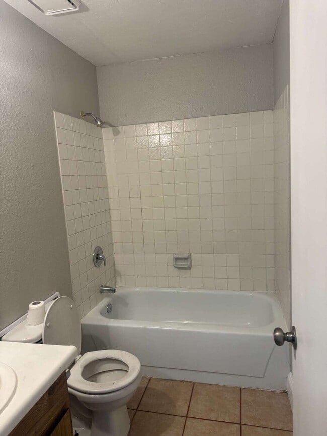 Building Photo - Spacious 2 Bed, 2 Bath Unit – Great Locati...