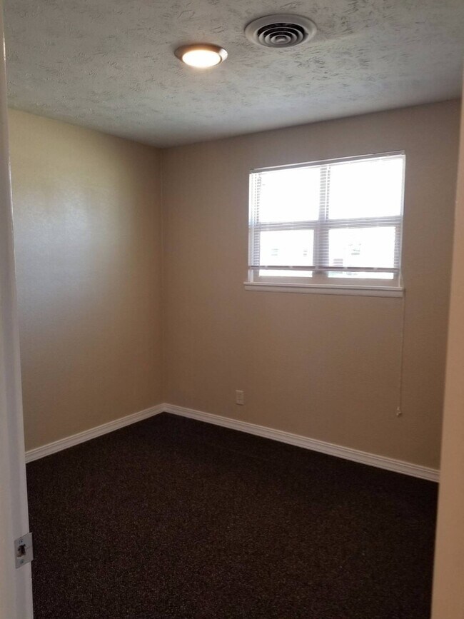 Building Photo - 3 Bedroom, 1 Bathroom Home with attached garage