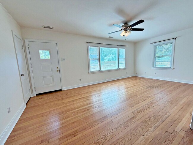 Building Photo - Rancher with Large Back Yard!