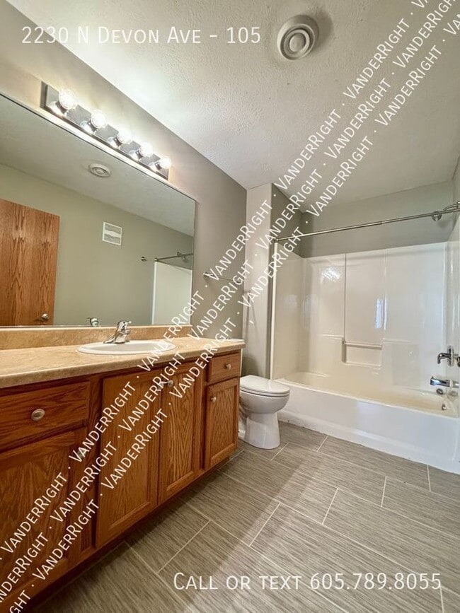 Building Photo - 2230 Devon Ave