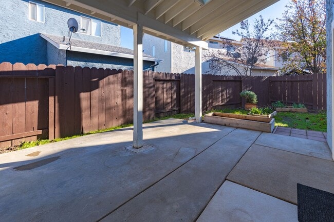 Building Photo - Lovely light and bright 3 bedroom 2.5 bathroom home Doe MIll Neighborhood, Cul-de-Sac Location