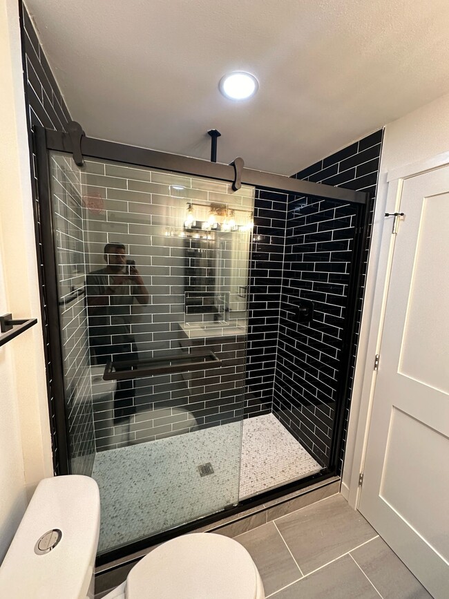 Building Photo - Everett Duplex