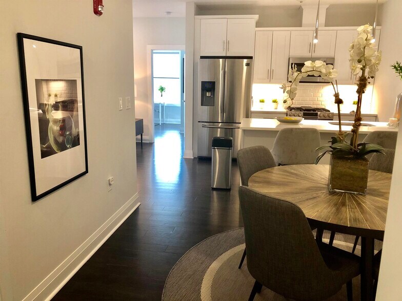 Building Photo - 1901 Summit Ave