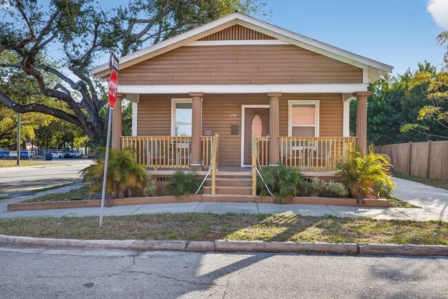 Building Photo - Updated Tampa Home – Prime Central Location 4 Beds - 2 Baths!