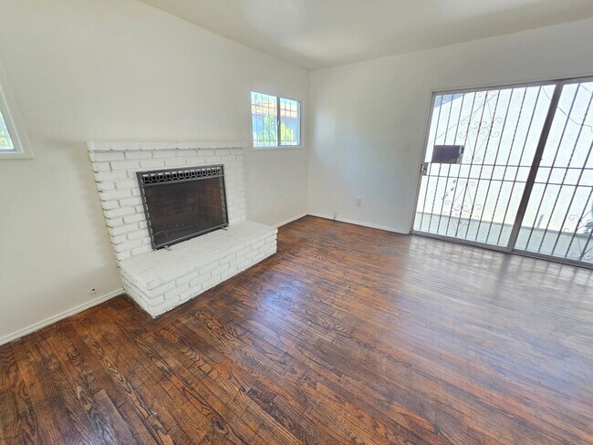 Building Photo - 9618 Kalmia St