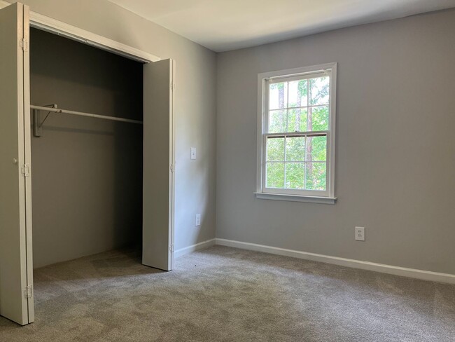 Building Photo - Updated 6bd/3ba w/ Large Backyard in Forest Park!