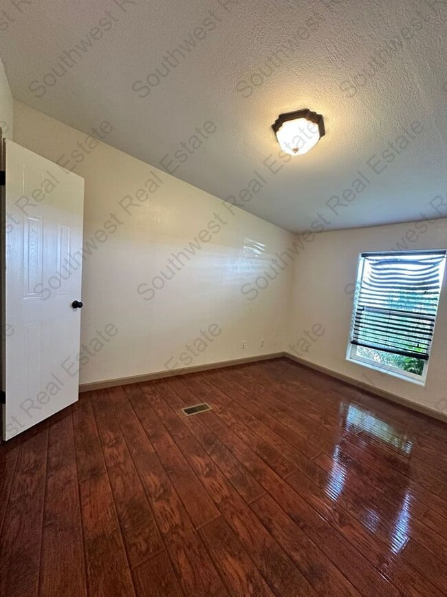 Building Photo - Country home with 3 bedroom 2 bathrooms