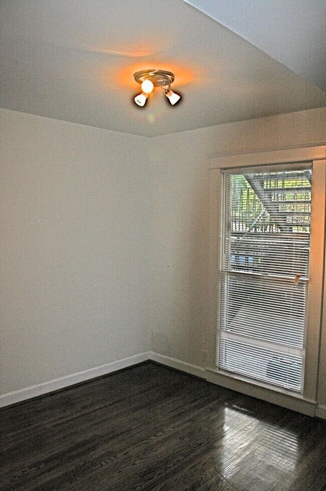 Building Photo - 246 White Bridge Rd