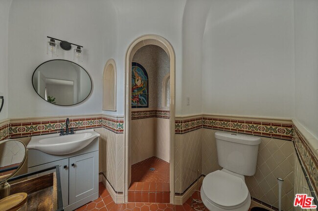 Building Photo - 8822 Rosewood Ave