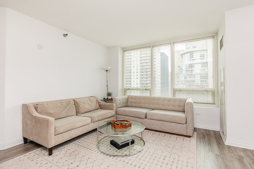 Building Photo - 33 W Ontario St