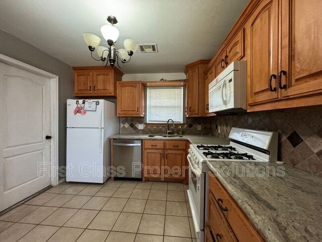 Building Photo - 704 N Gale Ave