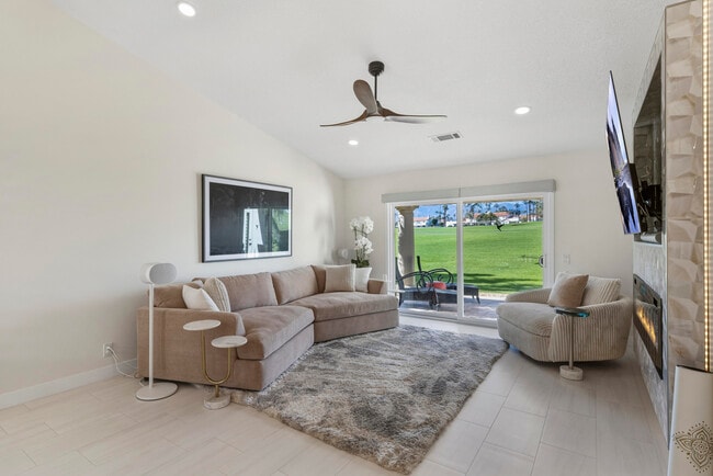 Building Photo - 269 Vista Royale Cir W