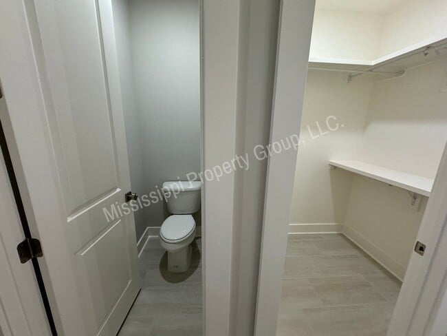 Building Photo - 3BD/3.5BA - END UNIT @ THE RESERVE