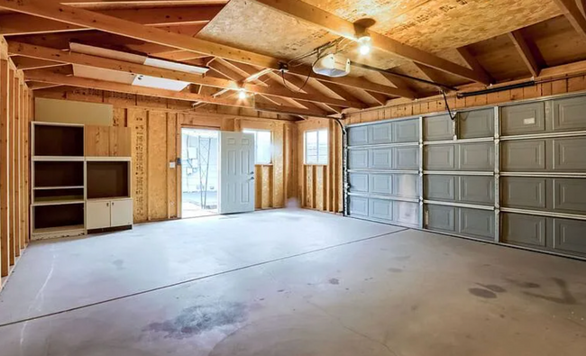 Building Photo - Charming & Spacious 5-Bedroom Home! Detach...