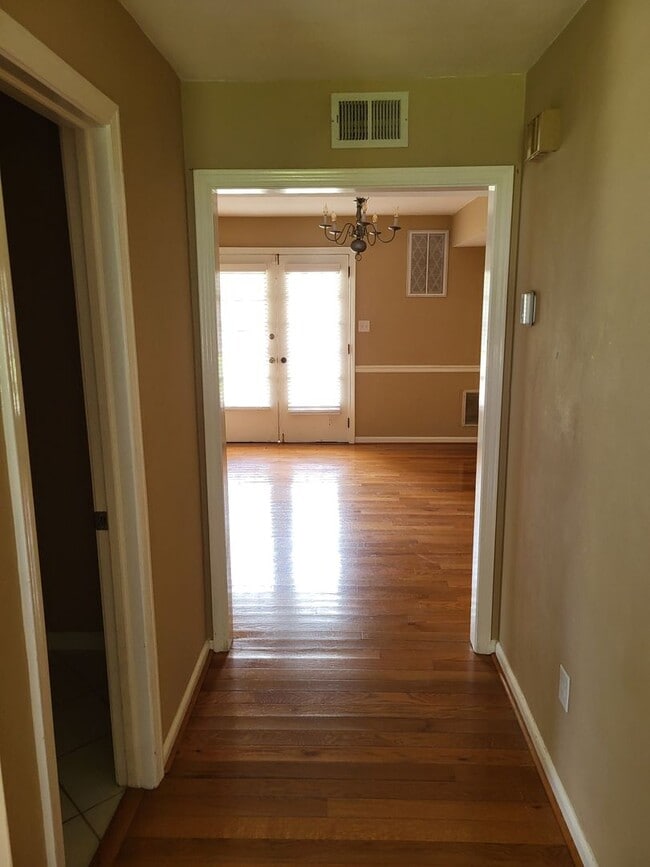 Building Photo - Downs1345-1347