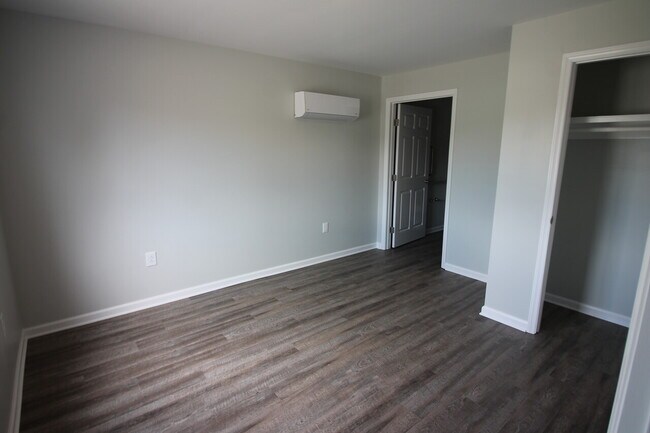 Building Photo - Willow Oak