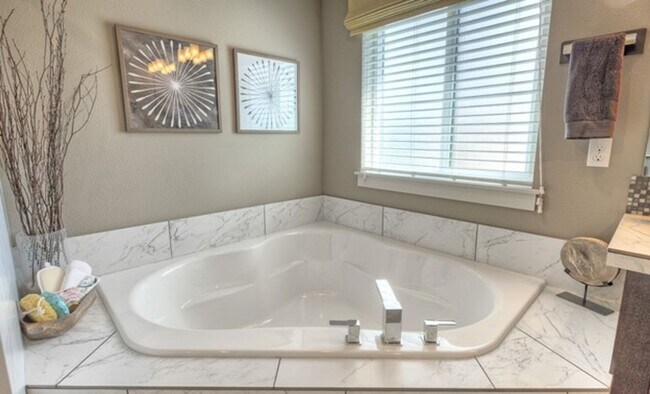 Building Photo - A Charming and Cozy 4 Bed 3.5 bath home in...