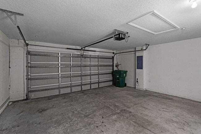 Building Photo - 2/2.5/2 Plus Loft in Gated Winter Garden C...